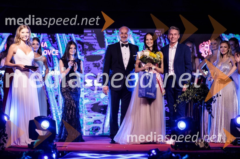  Tomaž Žohar, župan občine Braslovče;  Talita Sofija Komelj, sopranistka, 2. spremljevalka Miss Slovenije 2022;  David Miško, Skupina Stroka.si, pomočnik direktorja za marketingMiss Slovenije 2022 je Ljubljančanka Vida Milivojša