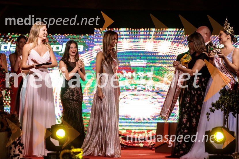  ... ;  Anastazija Marić, finalistka Miss Slovenije 2022;  Vida Milvojša, Miss Slovenije 2022;  Mojca Šimnic Šolinc, direktorica Tosama;  Maja Čolić, Miss Slovenije 2020/21Miss Slovenije 2022 je Ljubljančanka Vida Milivojša