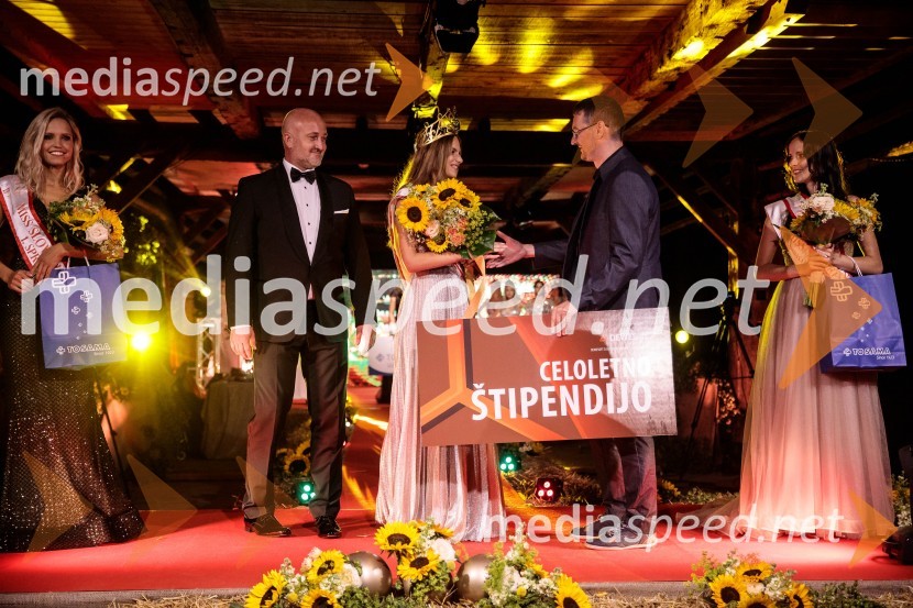  Hana Klaut, 1. spremljevalka Miss Slovenije 2022;  Tomaž Žohar, župan občine Braslovče;  Vida Milvojša, Miss Slovenije 2022; dr. Jure Knez, tehnični direktor Dewesoft d.o.o.;  Talita Sofija Komelj, sopranistka, 2. spremljevalka Miss Slovenije 2022Miss Slovenije 2022 je Ljubljančanka Vida Milivojša