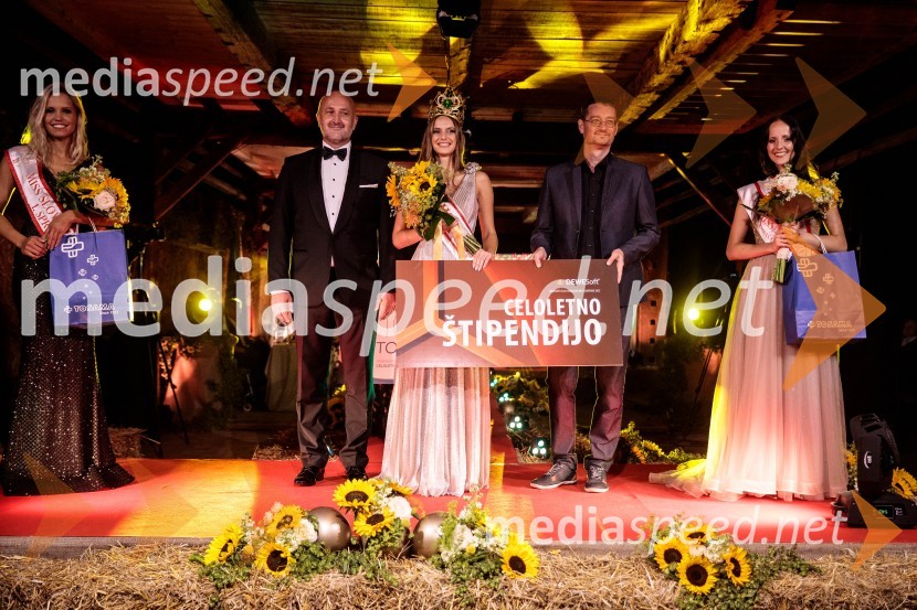  Hana Klaut, 1. spremljevalka Miss Slovenije 2022;  Tomaž Žohar, župan občine Braslovče;  Vida Milvojša, Miss Slovenije 2022; dr. Jure Knez, tehnični direktor Dewesoft d.o.o.;  Talita Sofija Komelj, sopranistka, 2. spremljevalka Miss Slovenije 2022Miss Slovenije 2022 je Ljubljančanka Vida Milivojša