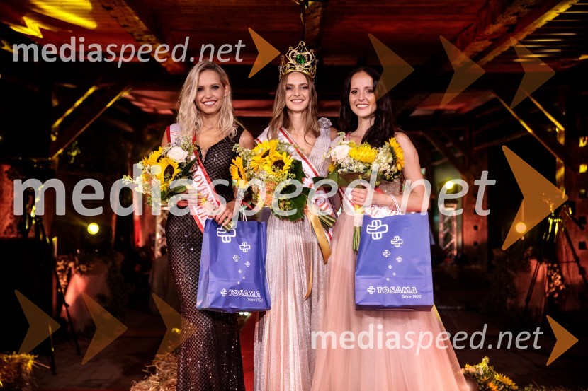  Hana Klaut, 1. spremljevalka Miss Slovenije 2022;  Vida Milvojša, Miss Slovenije 2022;  Talita Sofija Komelj, sopranistka, 2. spremljevalka Miss Slovenije 2022Miss Slovenije 2022 je Ljubljančanka Vida Milivojša