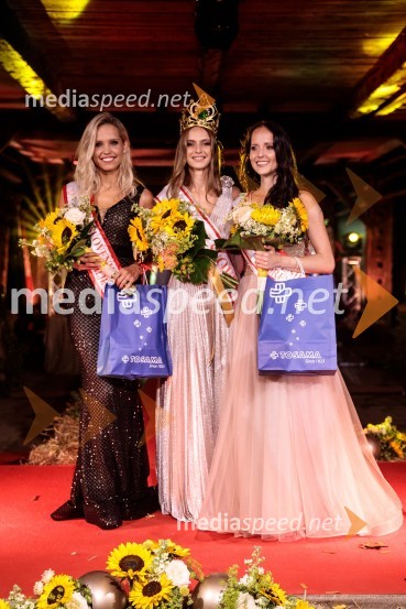  Hana Klaut, 1. spremljevalka Miss Slovenije 2022;  Vida Milvojša, Miss Slovenije 2022;  Talita Sofija Komelj, sopranistka, 2. spremljevalka Miss Slovenije 2022Miss Slovenije 2022 je Ljubljančanka Vida Milivojša