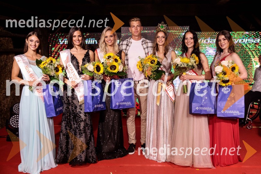  Urška Koštrun, finalistka Miss Slovenije 2022;  Teja Tripković, finalistka Miss Slovenije 2022;  Hana Klaut, 1. spremljevalka Miss Slovenije 2022;   Blaž Kričej Režek, finalist Mister Slovenije 2017;  Vida Milvojša, Miss Slovenije 2022;  Talita Sofija Komelj, sopranistka, 2. spremljevalka Miss Slovenije 2022;  Anja  Korenč, Miss Slovenskih novic 2022Miss Slovenije 2022 je Ljubljančanka Vida Milivojša