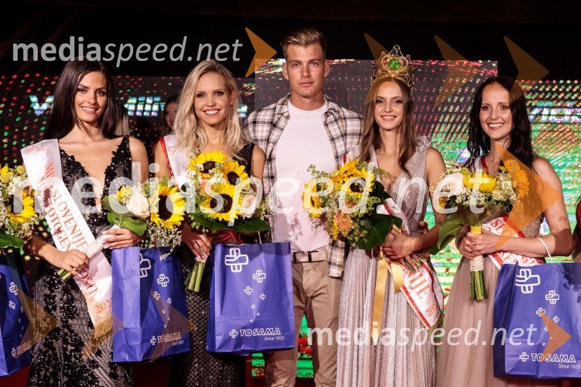  Teja Tripković, finalistka Miss Slovenije 2022;  Hana Klaut, 1. spremljevalka Miss Slovenije 2022;   Blaž Kričej Režek, finalist Mister Slovenije 2017;  Vida Milvojša, Miss Slovenije 2022;  Talita Sofija Komelj, sopranistka, 2. spremljevalka Miss Slovenije 2022Miss Slovenije 2022 je Ljubljančanka Vida Milivojša