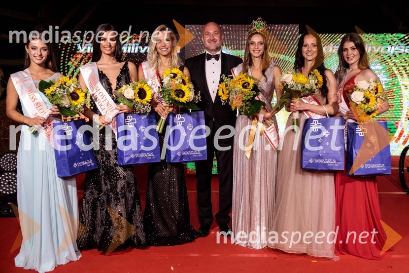  Urška Koštrun, finalistka Miss Slovenije 2022;  Teja Tripković, finalistka Miss Slovenije 2022;  Hana Klaut, 1. spremljevalka Miss Slovenije 2022;  Tomaž Žohar, župan občine Braslovče;  Vida Milvojša, Miss Slovenije 2022;  Talita Sofija Komelj, sopranistka, 2. spremljevalka Miss Slovenije 2022;  Anja  Korenč, Miss Slovenskih novic 2022Miss Slovenije 2022 je Ljubljančanka Vida Milivojša