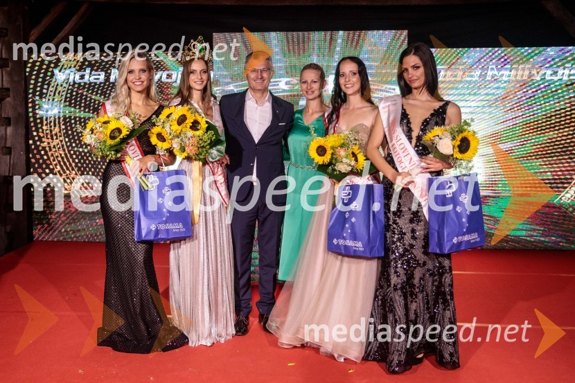  Hana Klaut, 1. spremljevalka Miss Slovenije 2022;  Vida Milvojša, Miss Slovenije 2022;  ... ;  ... ;  Talita Sofija Komelj, sopranistka, 2. spremljevalka Miss Slovenije 2022;  Teja Tripković, finalistka Miss Slovenije 2022Miss Slovenije 2022 je Ljubljančanka Vida Milivojša