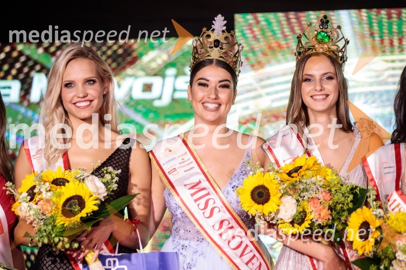  Hana Klaut, 1. spremljevalka Miss Slovenije 2022;  Maja Čolić, Miss Slovenije 2020/21;  Vida Milvojša, Miss Slovenije 2022Miss Slovenije 2022 je Ljubljančanka Vida Milivojša