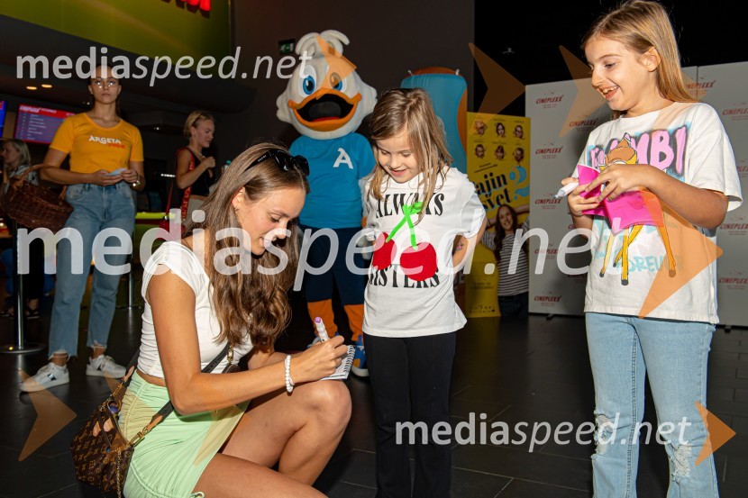  Uma Štader, igralka;  ... ;  ... Gajin svet 2 navdušil tudi v Mariboru in Celju