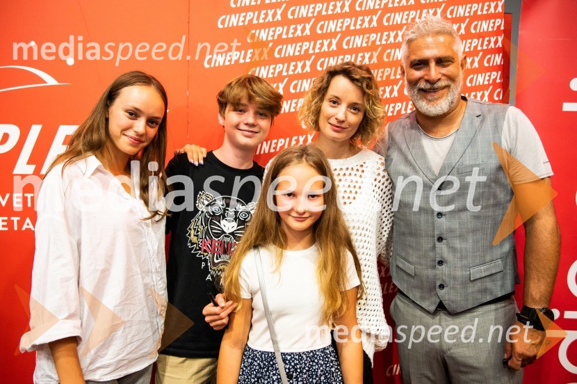  Uma Štader, igralka;  Enej Černe, igralec;  ... ;  Ajda Smrekar, igralka;  Sebastian Cavazza, dramski in filmski igralecGajin svet 2 navdušil tudi v Mariboru in Celju