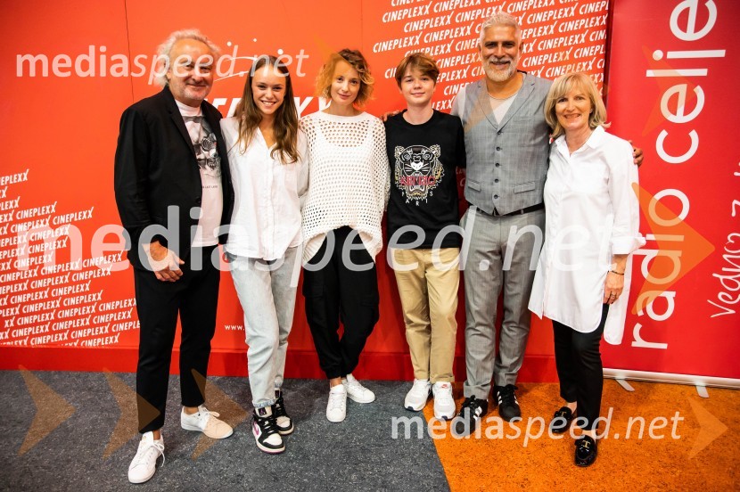  Peter Bratuša, režiser;  Uma Štader, igralka;  Ajda Smrekar, igralka;  Enej Černe, igralec;  Sebastian Cavazza, dramski in filmski igralec;  ... Gajin svet 2 navdušil tudi v Mariboru in Celju