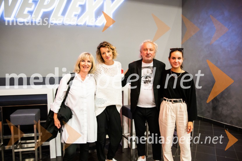  ... ;  Ajda Smrekar, igralka;  Peter Bratuša, režiser;  ... Gajin svet 2 navdušil tudi v Mariboru in Celju