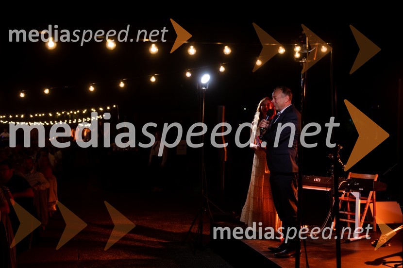  Mojca Mavec, voditeljica;  Stane Kocutar, mestni viničar, skrbnik Stare trte, novinar Radia Maribor, zgodovinarŽametna večerja tokrat prvič v Mariboru