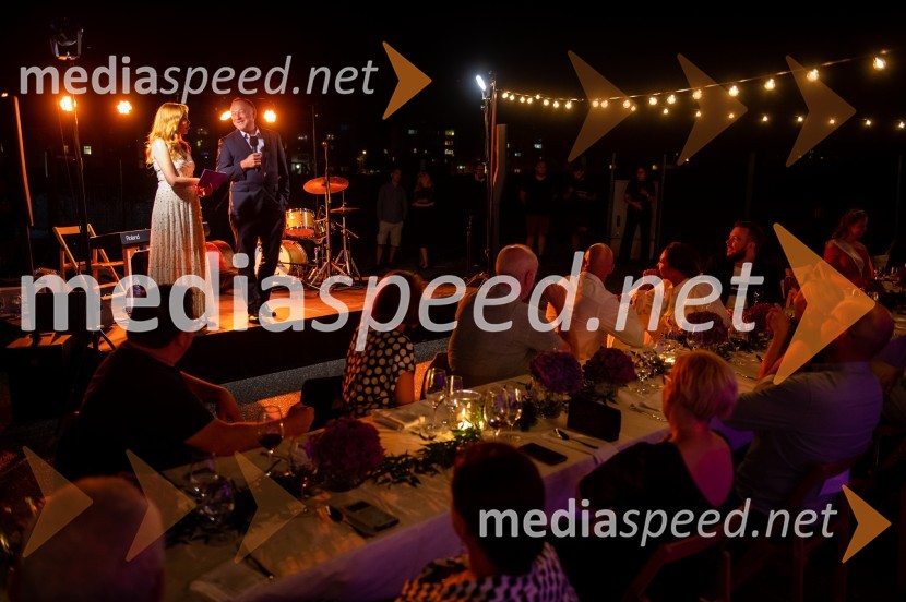  Mojca Mavec, voditeljica;  Stane Kocutar, mestni viničar, skrbnik Stare trte, novinar Radia Maribor, zgodovinarŽametna večerja tokrat prvič v Mariboru