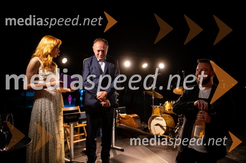  Mojca Mavec, voditeljica;  Stane Kocutar, mestni viničar, skrbnik Stare trte, novinar Radia Maribor, zgodovinar;  Denis Bende Živčec, novinar, VečerŽametna večerja tokrat prvič v Mariboru