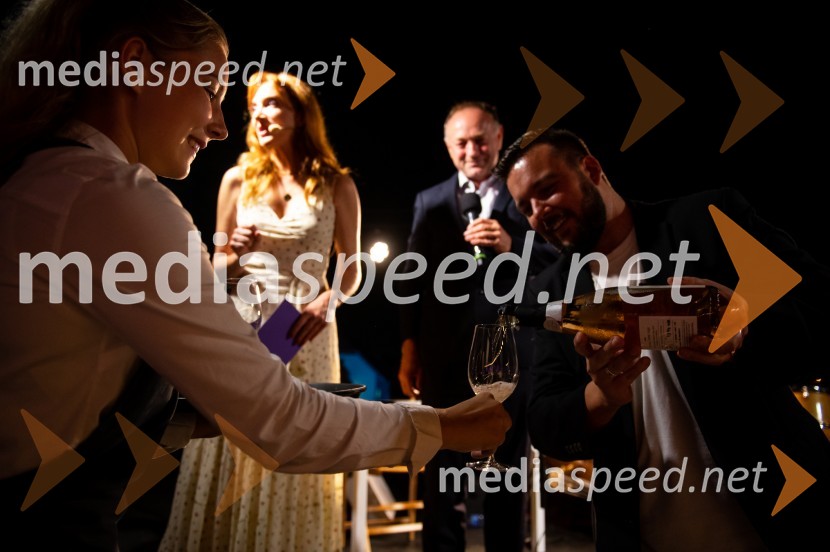  ... ;  Denis Bende Živčec, novinar, VečerŽametna večerja tokrat prvič v Mariboru