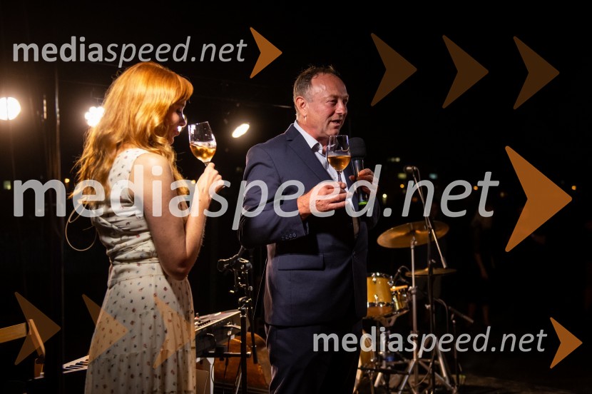  Mojca Mavec, voditeljica;  Stane Kocutar, mestni viničar, skrbnik Stare trte, novinar Radia Maribor, zgodovinarŽametna večerja tokrat prvič v Mariboru