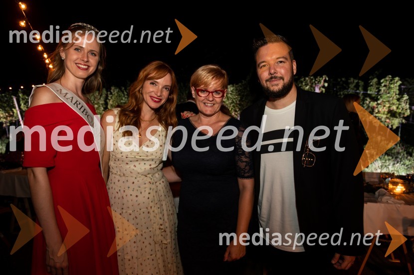  ... ;  Mojca Mavec, voditeljica;  ... ;  Denis Bende Živčec, novinar, VečerŽametna večerja tokrat prvič v Mariboru