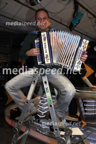 Boštjan Konečnik, harmonikarRdeča preproga s Sebastianom, snemanje oddaje na RTS