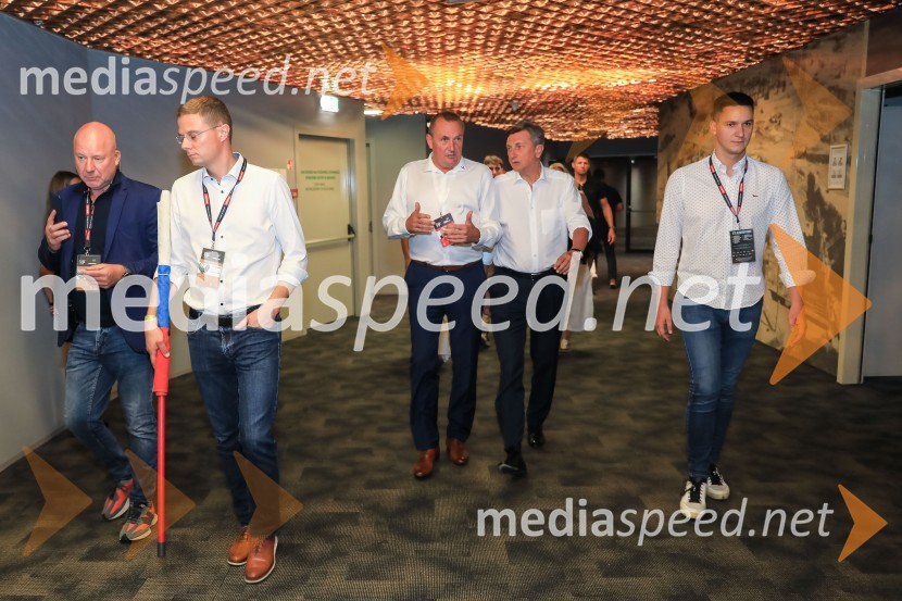  ... ;  ... ;  Metod Ropret, predsednik Odbojkarske zveze Slovenije;  Borut Pahor, predsednik Republike Slovenije;  ... Slovenija prvič v zgodovini v polfinalu svetovnega prvenstva v odbojki