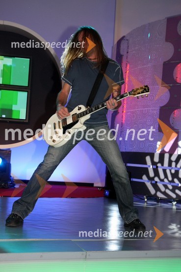 Sergej Pobegajlo, kitarist skupine BillysiRdeča preproga s Sebastianom, snemanje oddaje na RTS