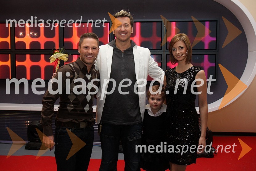 Sebastian, pevec in tv voditelj, Werner Brozovič, pevec, z oboževalko in Žana, pevkaRdeča preproga s Sebastianom, snemanje oddaje na RTS