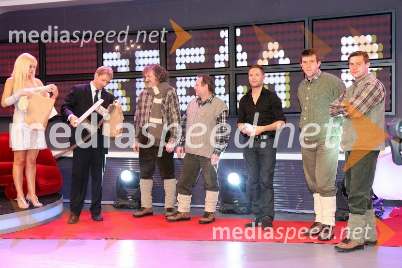 Brigita Šuler, pevka, Erazem B. Pintar, podjetnik in kolumnist, ter Sebastian, pevec in tv voditelj s pležuharjiRdeča preproga s Sebastianom, snemanje oddaje na RTS