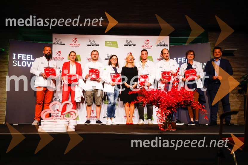  ... ;  ... ;  ... ;  Ksenija Krajšek Mahorčič, kuharska mojstrica, Mahorčič, dobitnica Michelinove zvezdice 2022; mag. Maja Pak Olaj, direktorica, Slovenska turistična organizacija;  ... ;  Sebastjan Elbl, kuhar;  Meta Repovž, Gostilna Repovž;  Luka Jezeršek, Hiša kulinarike JezeršekPodelitev Michelinovih zvezdic v Sloveniji, 2022