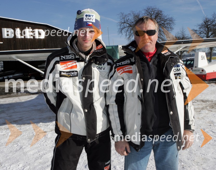Jakub Janda, češki smučarski skakalec in Ivo Zupan, pomočnik trenerjaJakub Janda, smučarski skakalec na treningu v Lescah