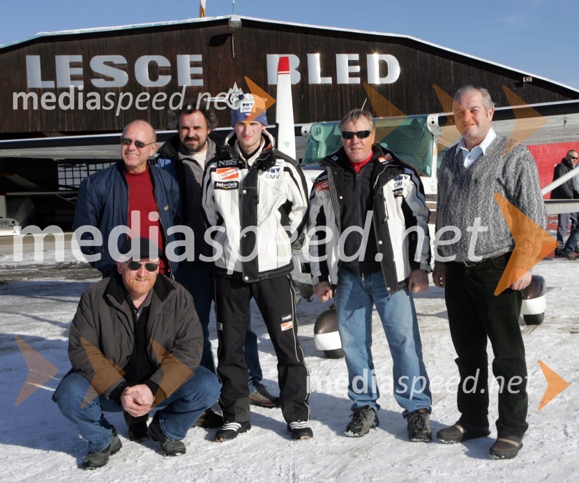 Jakub Janda, češki smučarski skakalec, Ivo Zupan, pomočnik trenerja (desno od njega) in člani Aerokluba LesceJakub Janda, smučarski skakalec na treningu v Lescah