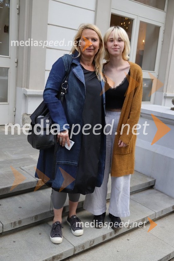  Tatjana Doma, dramaturginja SLG Celje;  Lola DomaPremiera drame Rdeča kapuca