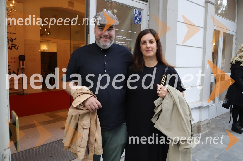  Rok Predin, režiser animiranih filmov;  Sara Šavelj PredinPremiera drame Rdeča kapuca