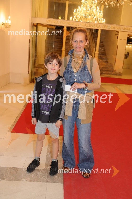  ... ;  Mojca Simonič, igralkaPremiera drame Rdeča kapuca