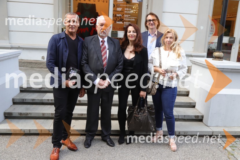  Danilo Rošker, direktor SNG Maribor;  Mišo Broz, nekdanji diplomat, sin Josipa Broza Tita in Herte Hass;  Aleksandra Saša Broz, režiserka, vnukinja Josipa Broz Tita;  Aleksandar  Popovski, režiser, umetniški direktor Drame SNG Maribor;  Natalija PopovskiPremiera drame Rdeča kapuca