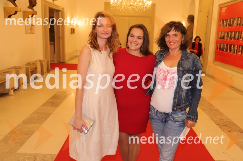  Maja Borin, dramaturginja;  Mojca Marič, lektorica;  Mirjana Šajinović, igralkaPremiera drame Rdeča kapuca