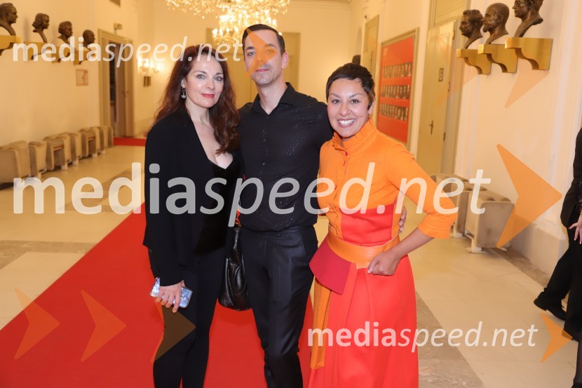  Aleksandra Saša Broz, režiserka, vnukinja Josipa Broz Tita;  Stefano Katunar, scenograf;  Željka Veverec, avtorica glasbe in songovPremiera drame Rdeča kapuca