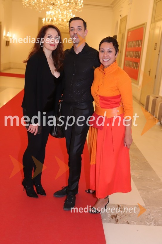  Aleksandra Saša Broz, režiserka, vnukinja Josipa Broz Tita;  Stefano Katunar, scenograf;  Željka Veverec, avtorica glasbe in songovPremiera drame Rdeča kapuca