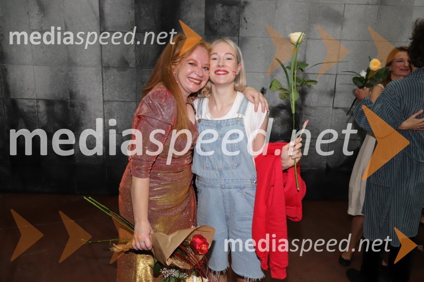  Mateja  Pucko, igralka;  Julija Klavžar, igralkaPremiera drame Rdeča kapuca