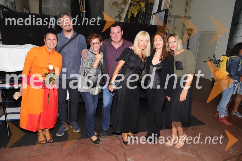  Željka Veverec, avtorica glasbe in songov;  Toni Starešinić, avtor songov;  ... ;  ... ;  ... ;  Aleksandra Saša Broz, režiserka, vnukinja Josipa Broz Tita;  ... Premiera drame Rdeča kapuca