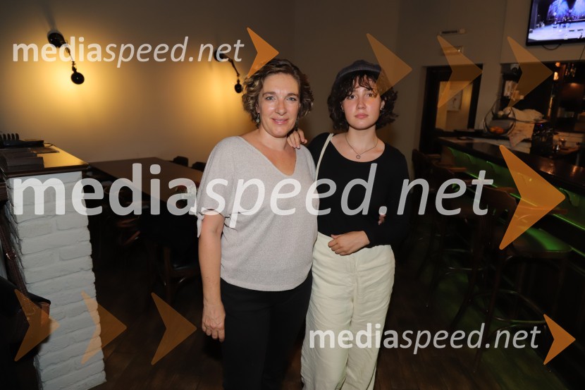  Maša Žilavec, igralka;  Jana BjelobrkPremiera drame Rdeča kapuca