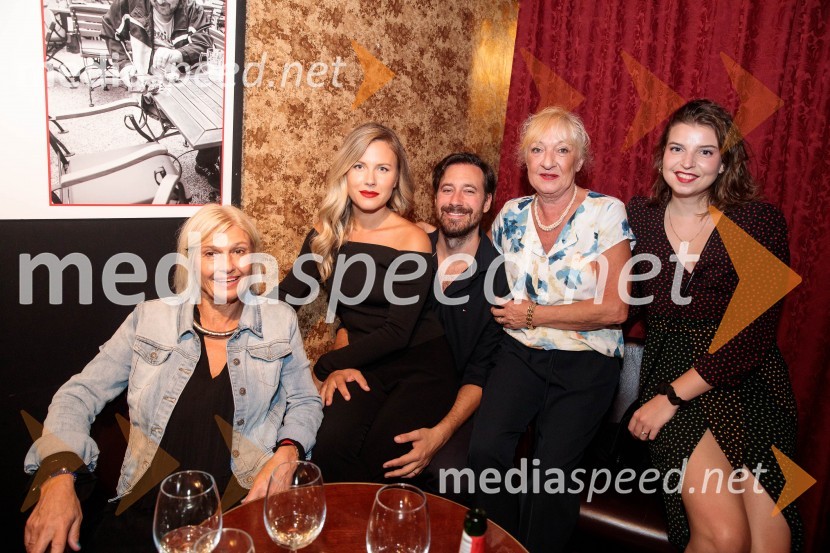  Manja Pavšič, lastnica restavracije Shambala;  Paola Rodman, italijanistka in umetnostna zgodovinarka;  Miha Rodman, igralec;  Nada  Rodman ;  Anja Zabavnik, scenografkaVse zastonj! Vse zastonj!, Prešernovo gledališče Kranj, premiera
