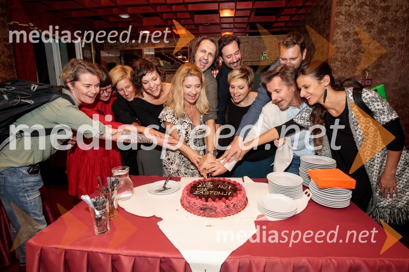  ... ;  ... ;  ... ;  Ajda Valcl, režiserka;  Vesna Pernarčič, igralka;  Blaž Setnikar, igralec;  Miha Rodman, igralec;  Vesna  Slapar, igralka;  Marko Bratuš, umetniški vodja SNG Nova Gorica;  Aljoša Ternovšek, igralec;  ... Vse zastonj! Vse zastonj!, Prešernovo gledališče Kranj, premiera