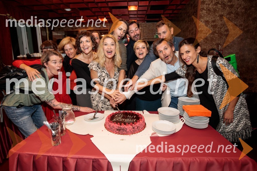  ... ;  ... ;  Ajda Valcl, režiserka;  Vesna Pernarčič, igralka;  Blaž Setnikar, igralec;  Miha Rodman, igralec;  Vesna  Slapar, igralka;  Aljoša Ternovšek, igralec;  Marko Bratuš, umetniški vodja SNG Nova Gorica;  ... Vse zastonj! Vse zastonj!, Prešernovo gledališče Kranj, premiera