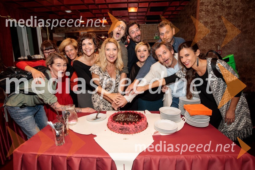  ... ;  ... ;  ... ;  Ajda Valcl, režiserka;  Vesna Pernarčič, igralka;  Blaž Setnikar, igralec;  Miha Rodman, igralec;  Vesna Slapar, igralka;  Aljoša Ternovšek, igralec;  Marko Bratuš, umetniški vodja SNG Nova Gorica;  ... Vse zastonj! Vse zastonj!, Prešernovo gledališče Kranj, premiera