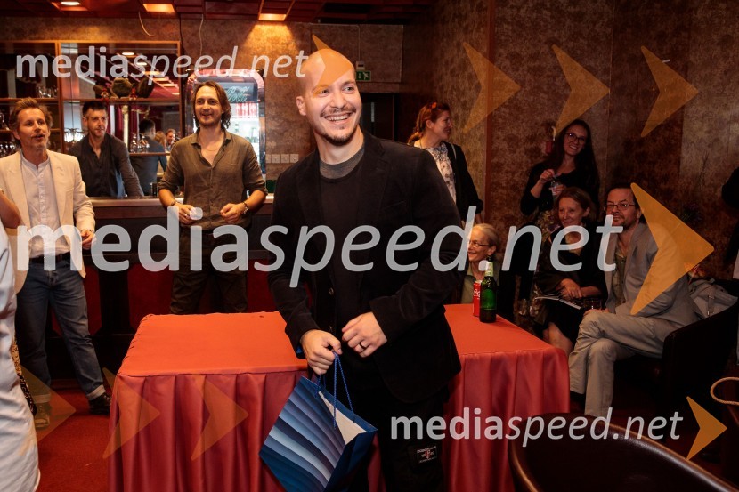 Vse zastonj! Vse zastonj!, Prešernovo gledališče Kranj, premiera