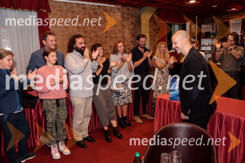 Vse zastonj! Vse zastonj!, Prešernovo gledališče Kranj, premiera