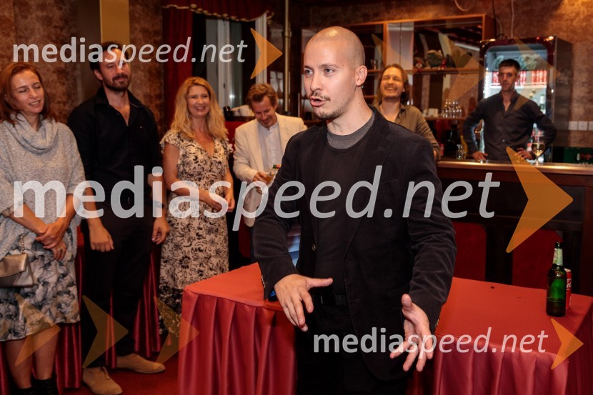 Vse zastonj! Vse zastonj!, Prešernovo gledališče Kranj, premiera