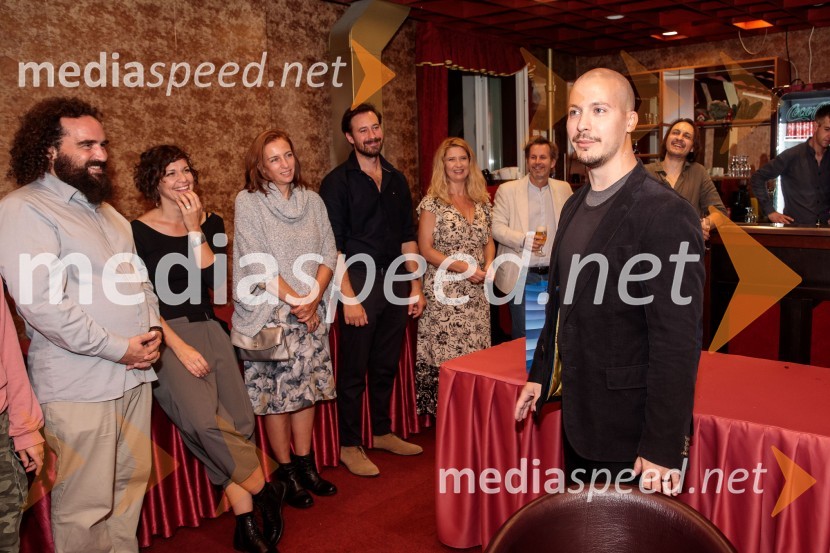 Vse zastonj! Vse zastonj!, Prešernovo gledališče Kranj, premiera