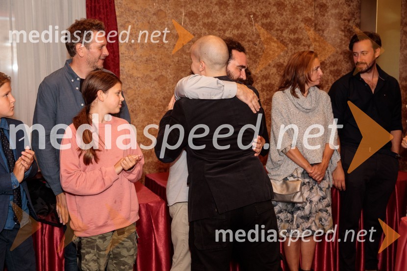  Marko Bratuš, umetniški vodja SNG Nova Gorica;  ... ;   Jure Novak, režiser, direktor, Prešernovo gledališče Kranj;  ... ;  ... ;  Miha Rodman, igralecVse zastonj! Vse zastonj!, Prešernovo gledališče Kranj, premiera