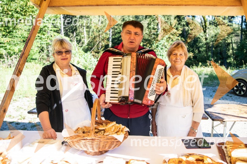 Članice Društva kmetic Ajda in g. Peter MisjaTrail Rudnica, druženje in zabava s skupino Donačka & Barbara