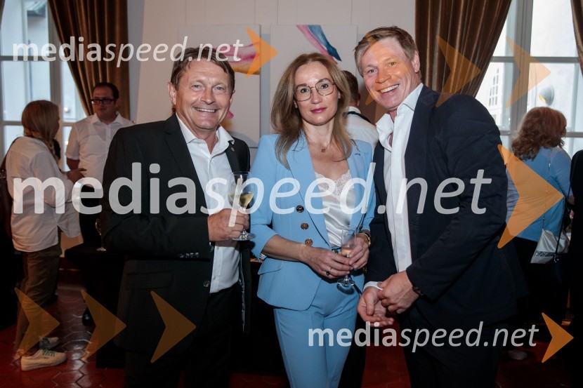  Andrej Kavšek, župan, Občina Črnomelj;  Mojca Vran, zobodravnica;  Robert Klun, arhitektV objemu Lahinje, tamburaška opera